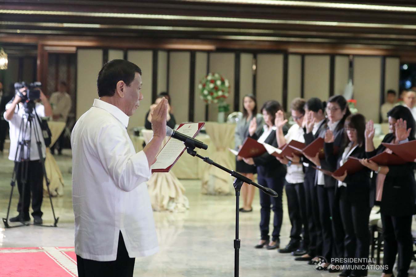 President Rodrigo Roa Duterte administers the oath to the officers of the Malacañang Press Corps, Presidential Photojournalists Association, and Malacañang Cameramen Association during a ceremony at the Malacañan Palace on September 10, 2019. ALFRED FRIAS/PRESIDENTIAL PHOTO