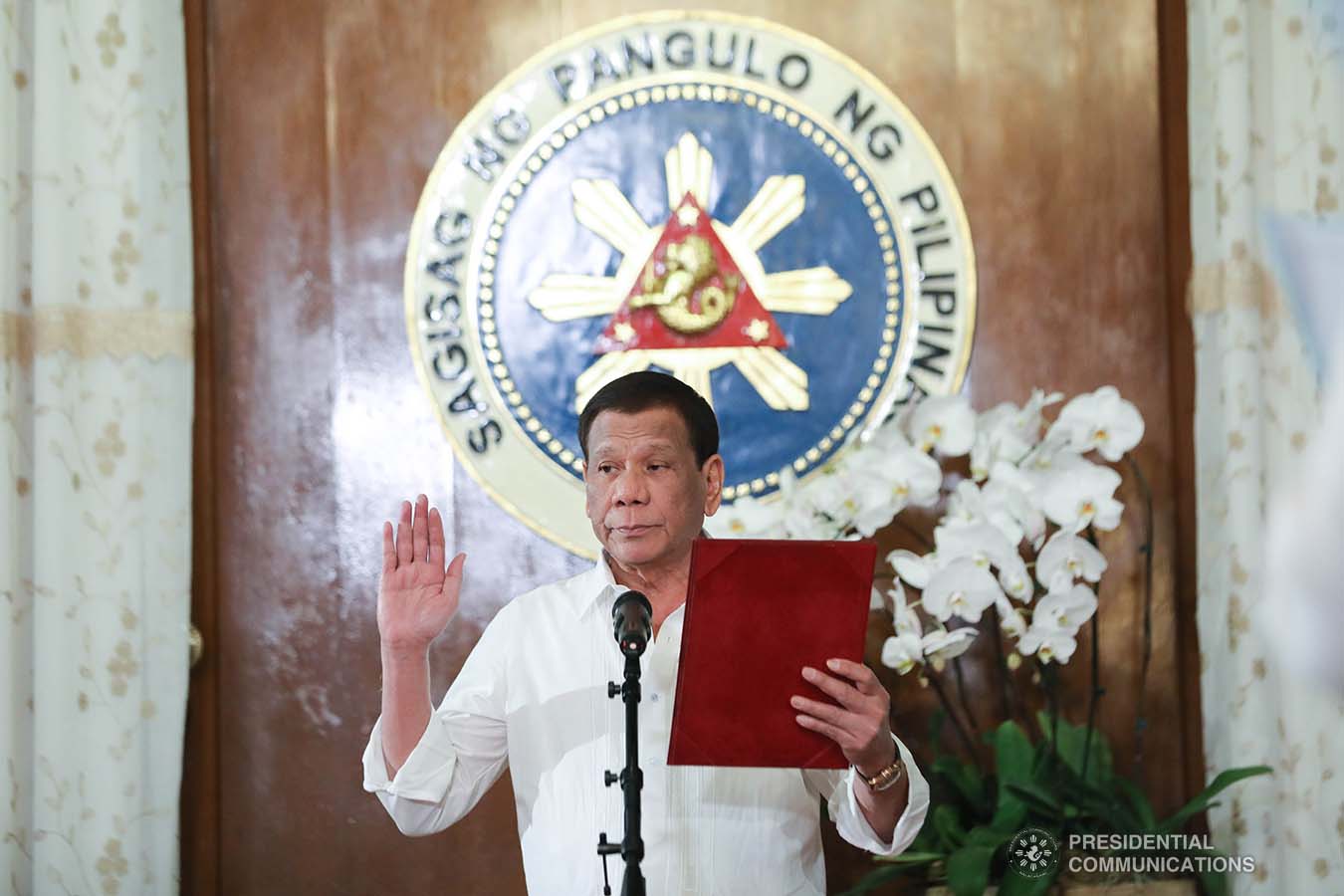President Rodrigo Roa Duterte administers the oath to the officers of the League of Vice Governors of the Philippines during a ceremony at the Malacañan Palace on September 10, 2019. ALFRED FRIAS/PRESIDENTIAL PHOTO
