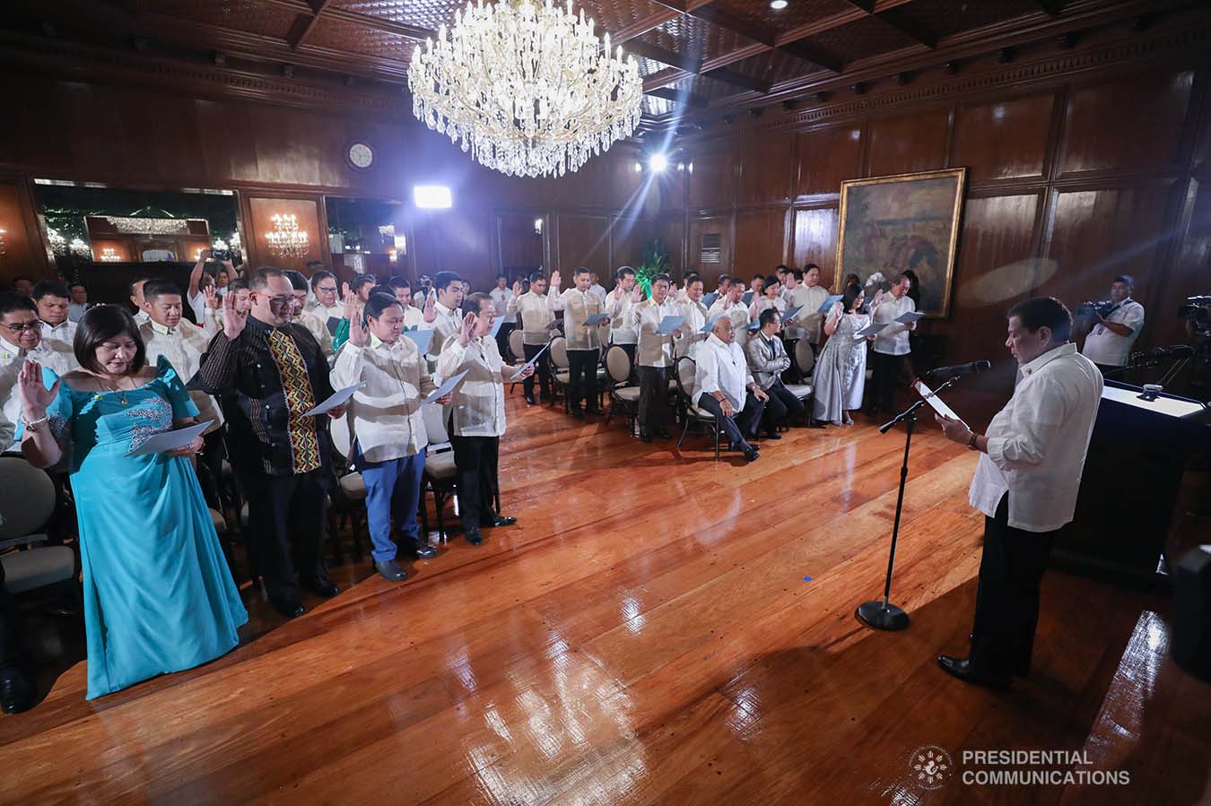 President Rodrigo Roa Duterte administers the oath to the officers of the League of Vice Governors of the Philippines during a ceremony at the Malacañan Palace on September 10, 2019. SIMEON CELI JR./PRESIDENTIAL PHOTO