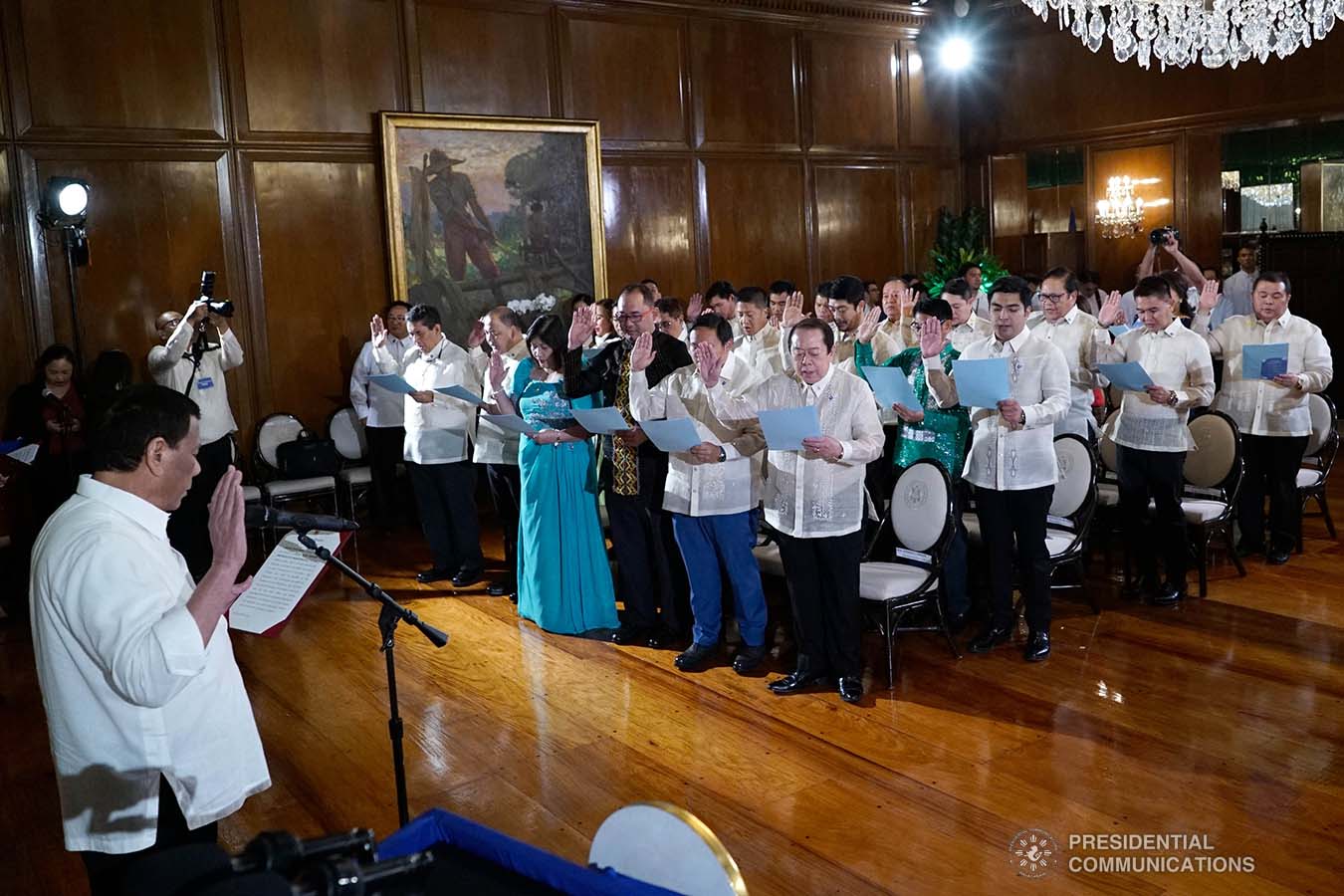 President Rodrigo Roa Duterte administers the oath to the officers of the League of Vice Governors of the Philippines during a ceremony at the Malacañan Palace on September 10, 2019. KING RODRIGUEZ/PRESIDENTIAL PHOTO