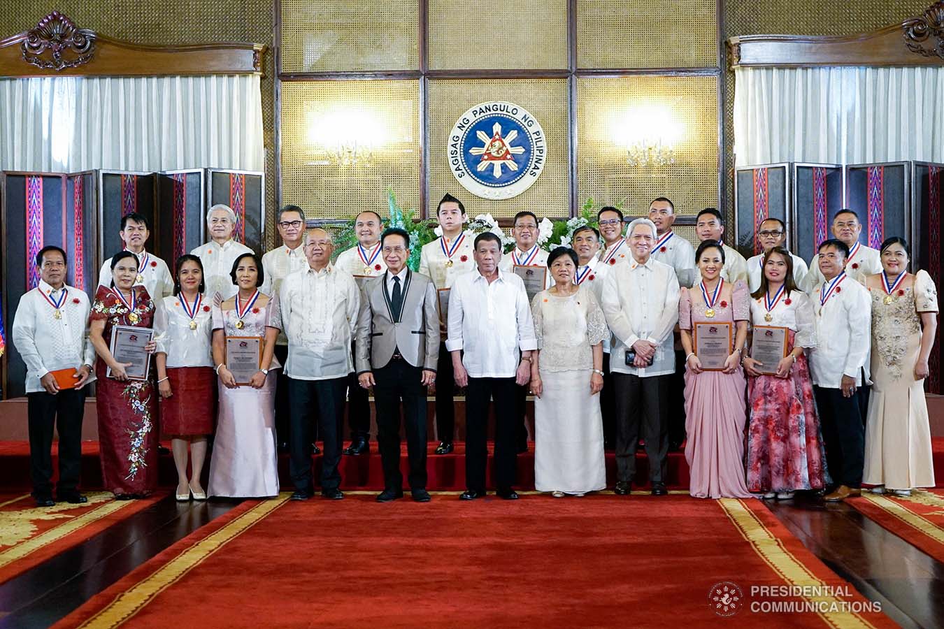 President Rodrigo Roa Duterte poses for posterity with the awardees during the 2019 Outstanding Government Workers Awards Rites at the Malacañan Palace on September 10, 2019. KING RODRIGUEZ/PRESIDENTIAL PHOTO