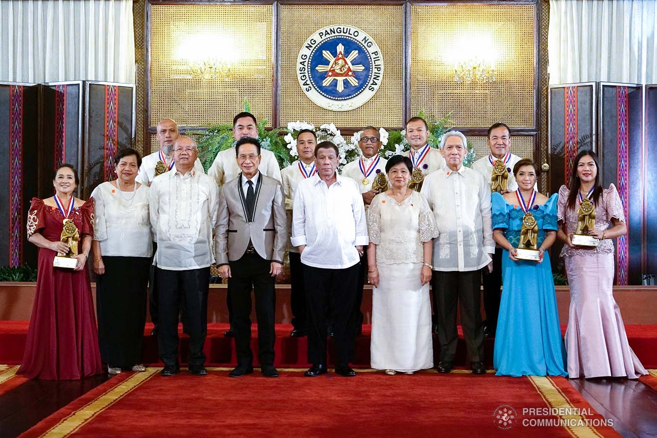 President Rodrigo Roa Duterte poses for posterity with the awardees during the 2019 Outstanding Government Workers Awards Rites at the Malacañan Palace on September 10, 2019. KING RODRIGUEZ/PRESIDENTIAL PHOTO