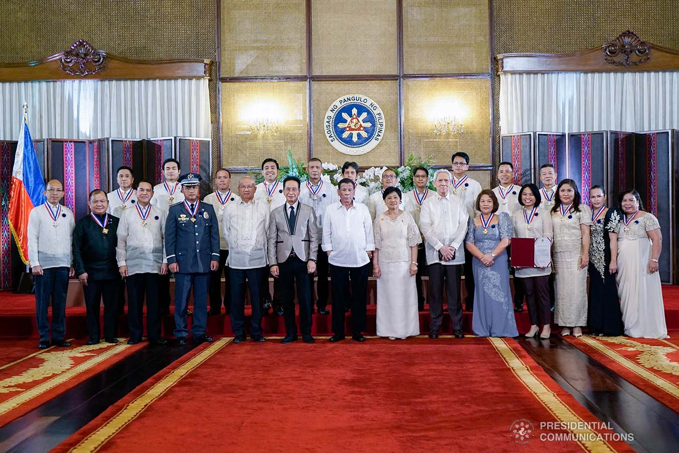 President Rodrigo Roa Duterte poses for posterity with the awardees during the 2019 Outstanding Government Workers Awards Rites at the Malacañan Palace on September 10, 2019. KING RODRIGUEZ/PRESIDENTIAL PHOTO