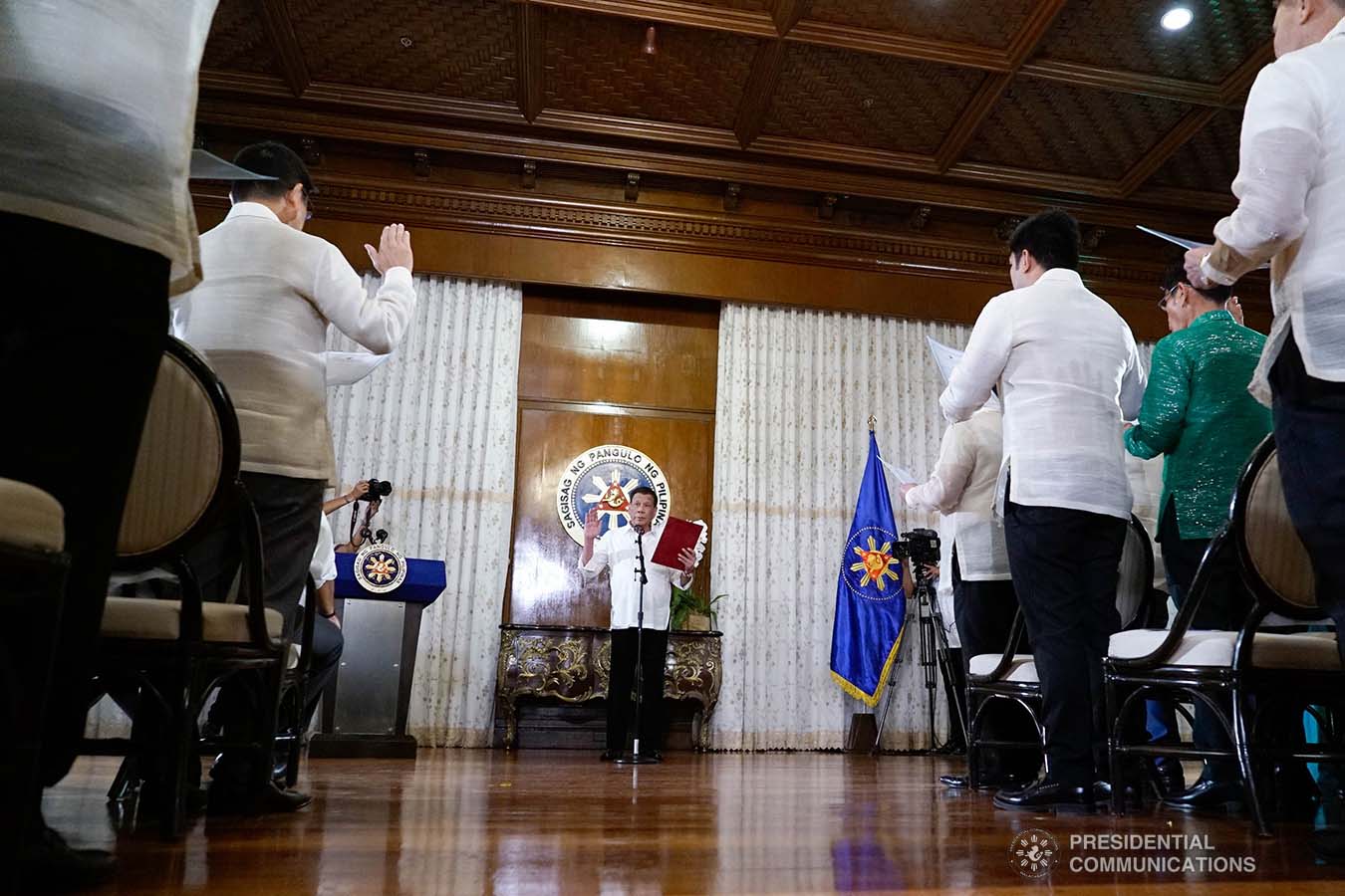 President Rodrigo Roa Duterte administers the oath to the officers of the League of Vice Governors of the Philippines during a ceremony at the Malacañan Palace on September 10, 2019. KING RODRIGUEZ/PRESIDENTIAL PHOTO