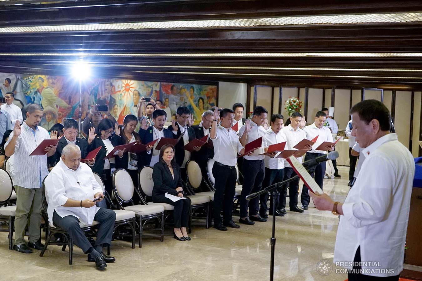 President Rodrigo Roa Duterte administers the oath to the officers of the Malacañang Press Corps, Presidential Photojournalists Association, and Malacañang Cameramen Association during a ceremony at the Malacañan Palace on September 10, 2019. KING RODRIGUEZ/PRESIDENTIAL PHOTO
