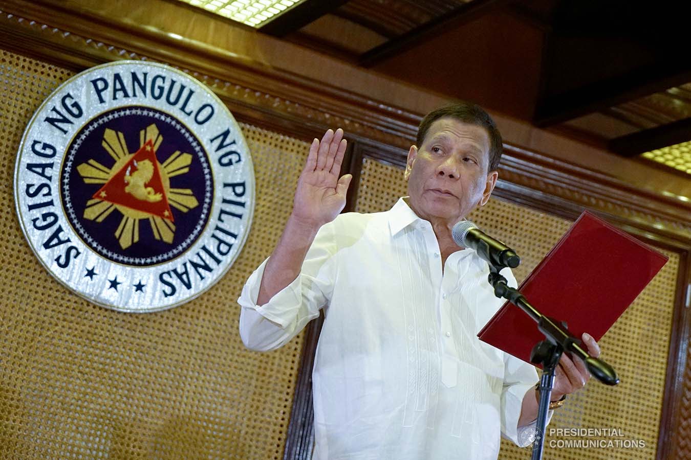 President Rodrigo Roa Duterte administers the oath to the officers of the Malacañang Press Corps, Presidential Photojournalists Association, and Malacañang Cameramen Association during a ceremony at the Malacañan Palace on September 10, 2019. KING RODRIGUEZ/PRESIDENTIAL PHOTO
