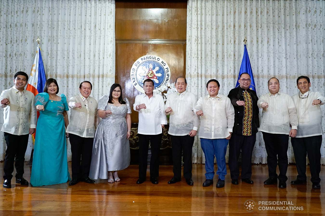 President Rodrigo Roa Duterte strikes his signature pose with the officers of the League of Vice Governors of the Philippines during their oath-taking ceremony at the Malacañan Palace on September 10, 2019. KING RODRIGUEZ/PRESIDENTIAL PHOTO