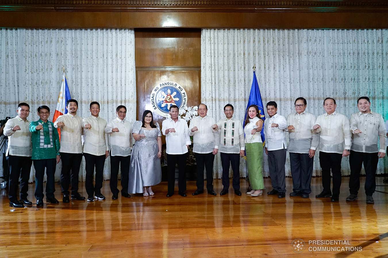 President Rodrigo Roa Duterte strikes his signature pose with the officers of the League of Vice Governors of the Philippines during their oath-taking ceremony at the Malacañan Palace on September 10, 2019. KING RODRIGUEZ/PRESIDENTIAL PHOTO