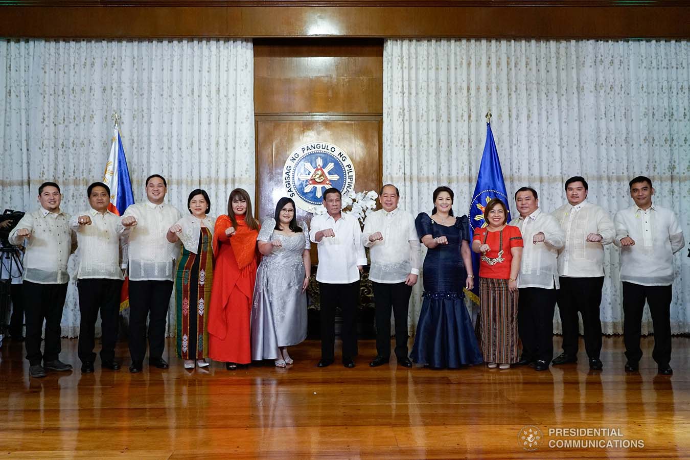 President Rodrigo Roa Duterte strikes his signature pose with the officers of the League of Vice Governors of the Philippines during their oath-taking ceremony at the Malacañan Palace on September 10, 2019. KING RODRIGUEZ/PRESIDENTIAL PHOTO