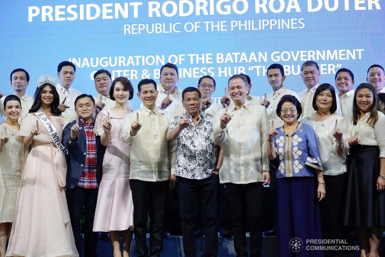 President Rodrigo Roa Duterte poses for posterity with the guests during the inauguration of the Bataan Government Center and Business Hub “The Bunker” in Balanga City, Bataan on September 12, 2019. KING RODRIGUEZ/PRESIDENTIAL PHOTO