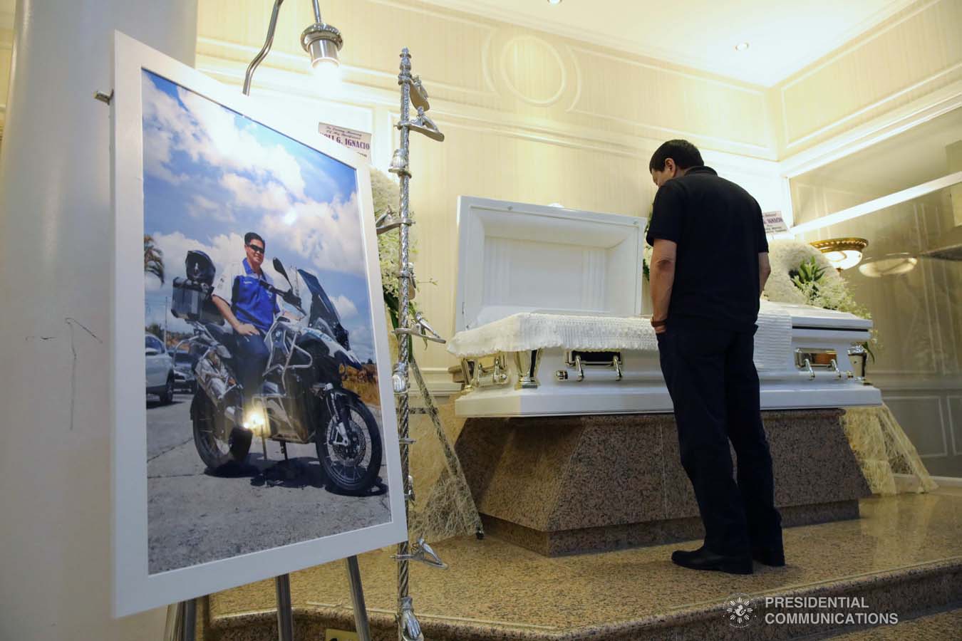 President Rodrigo Roa Duterte pays his last respects to Noli Ignacio as he visits the wake at the Cosmopolitan Funeral Homes in Davao City on September 21, 2019. ROBINSON NIÑAL JR./PRESIDENTIAL PHOTO