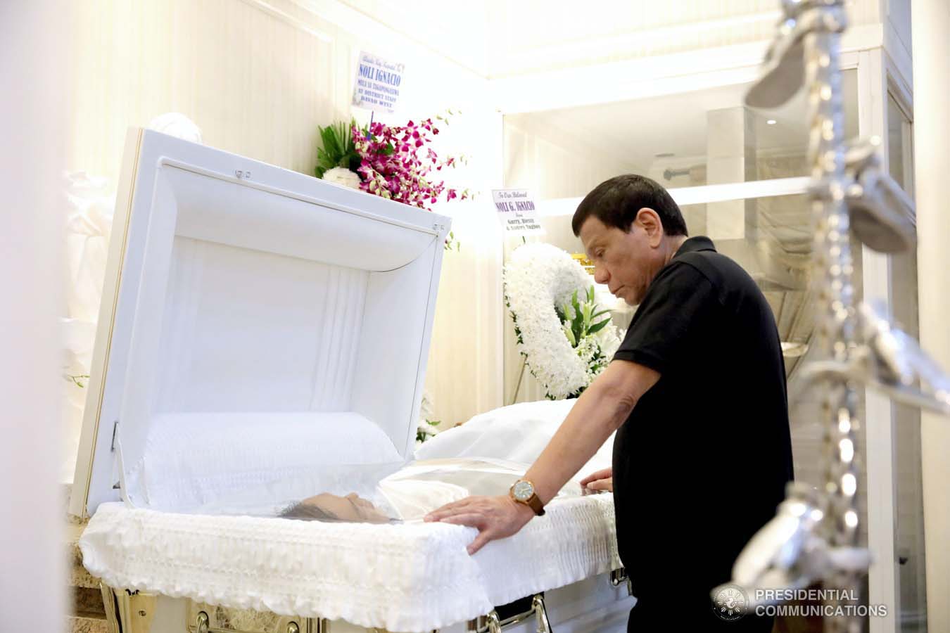 President Rodrigo Roa Duterte pays his last respects to Noli Ignacio as he visits the wake at the Cosmopolitan Funeral Homes in Davao City on September 21, 2019. ROBINSON NIÑAL JR./PRESIDENTIAL PHOTO