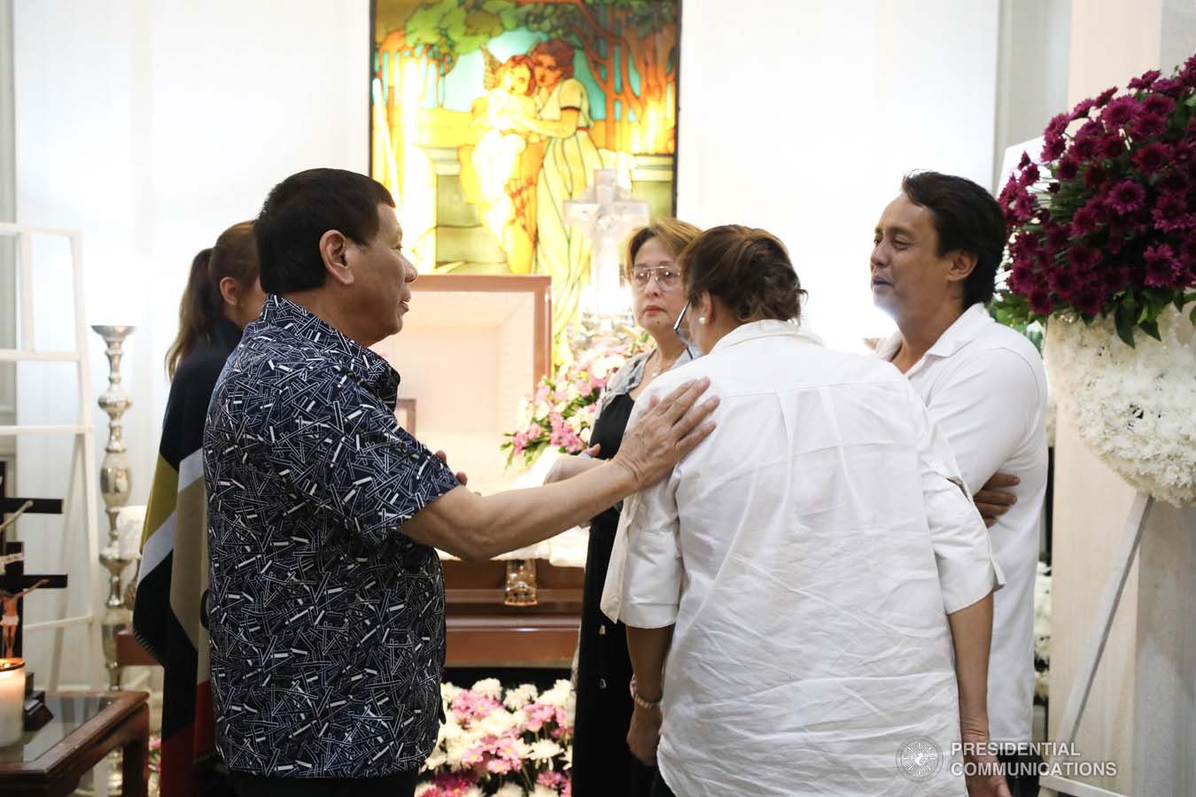 President Rodrigo Roa Duterte condoles with the family of Cresencia Josol as he visits the wake at the Cosmopolitan Funeral Homes in Davao City on September 26, 2019. KARL NORMAN ALONZO/PRESIDENTIAL PHOTO