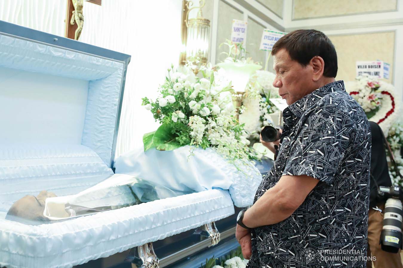 President Rodrigo Roa Duterte pays his last respects to Evelio Boiser as he visits the wake at the Cosmopolitan Funeral Homes in Davao City on September 26, 2019. RICHARD MADELO/PRESIDENTIAL PHOTO