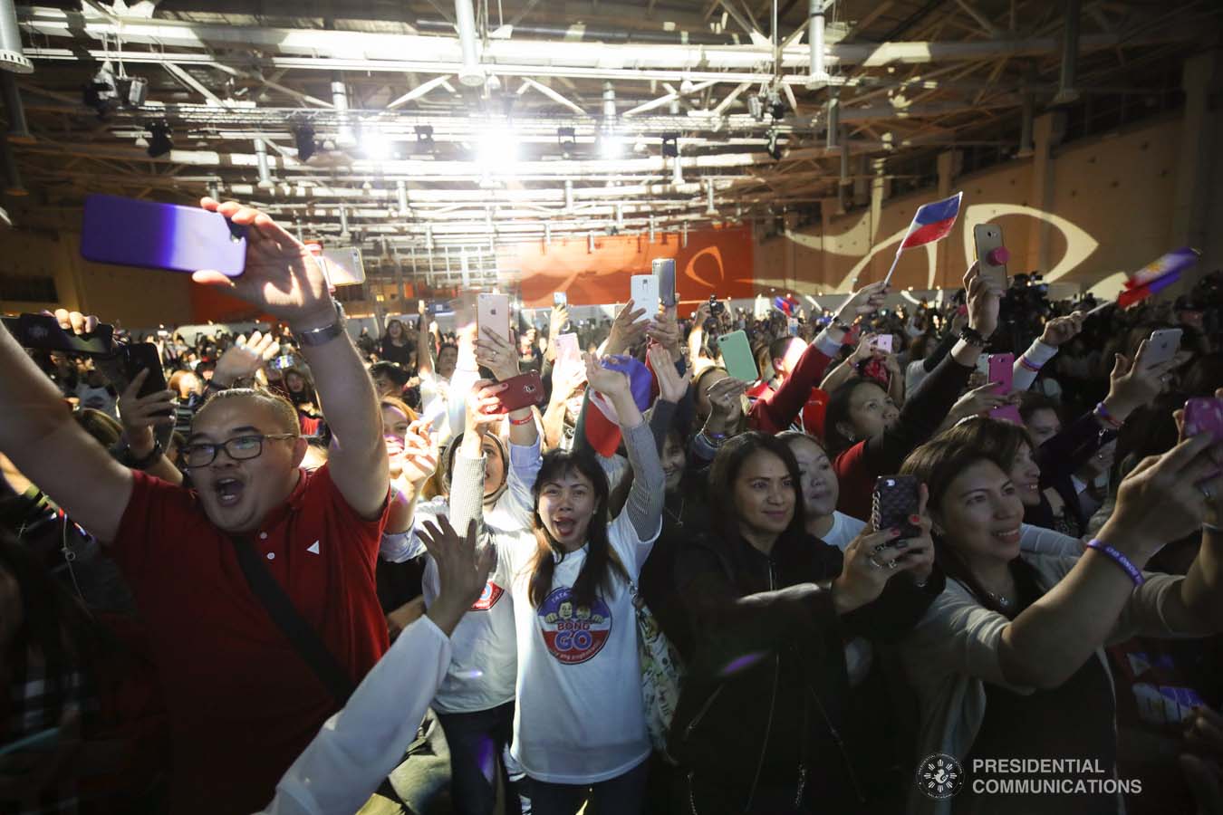 A crowd of Filipinos based in Russia cheer on as they meet President Rodrigo Roa Duterte at the Exhibition of Achievements of National Economy (VDNH) in Moscow on October 5, 2019. ROBINSON NIÑAL JR./PRESIDENTIAL PHOTO