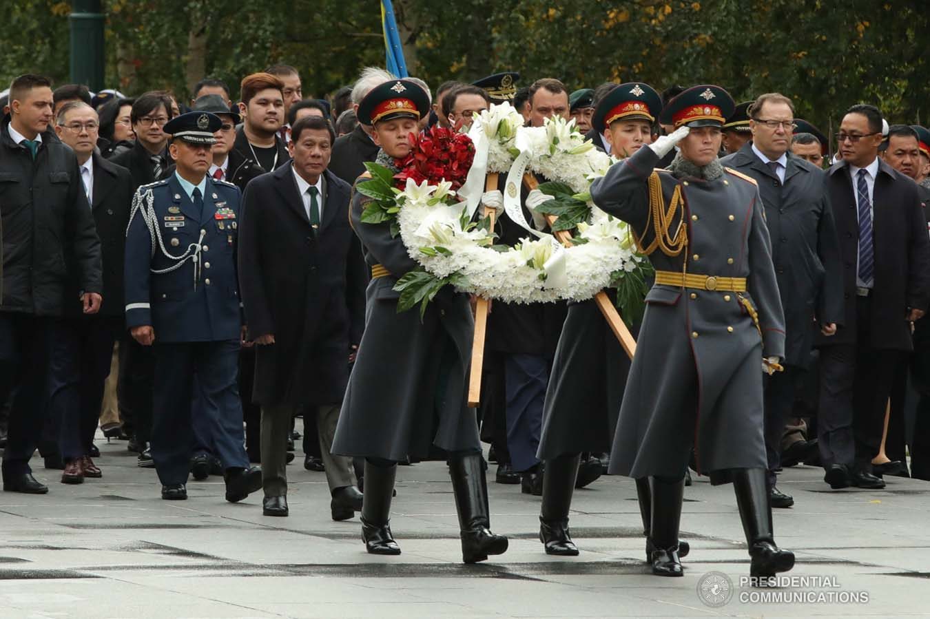 President Rodrigo Roa Duterte honors the fallen Soviet soldiers who fought during World War II as he leads the wreath-laying ceremony at the Tomb of the Unknown Soldier in Moscow, Russian Federation on October 4, 2019. ROBINSON NIÑAL JR./PRESIDENTIAL PHOTO