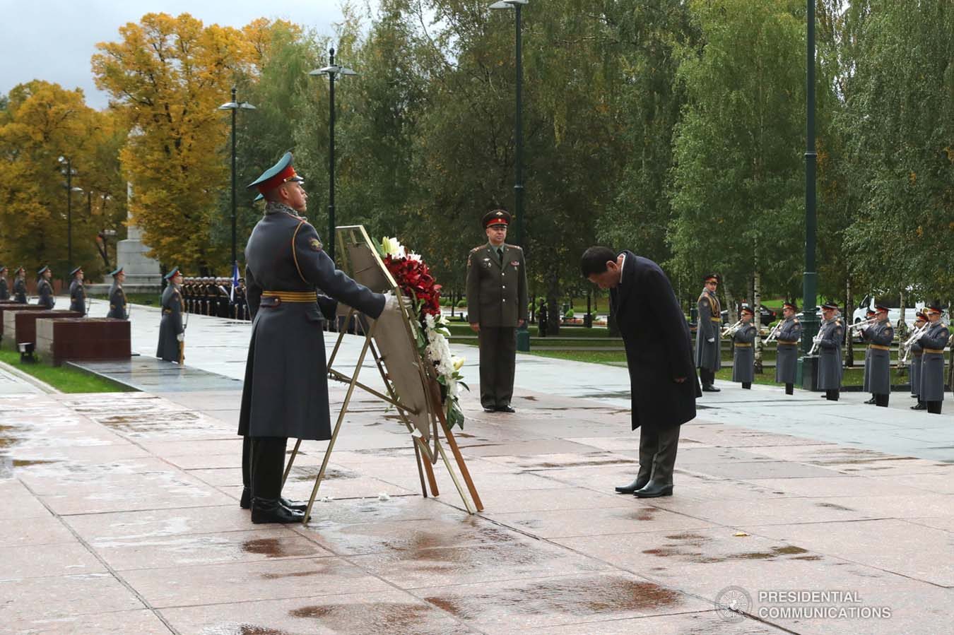 President Rodrigo Roa Duterte honors the fallen Soviet soldiers who fought during World War II as he leads the wreath-laying ceremony at the Tomb of the Unknown Soldier in Moscow, Russian Federation on October 4, 2019. ROBINSON NIÑAL JR./PRESIDENTIAL PHOTO
