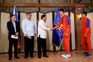 President Rodrigo Roa Duterte meets 30th Summer Universiade Pole Vault Gold Medalist Ernest Obiena at the Malago Clubhouse in Malacañang on October 16, 2019. KING RODRIGUEZ/PRESIDENTIAL PHOTO