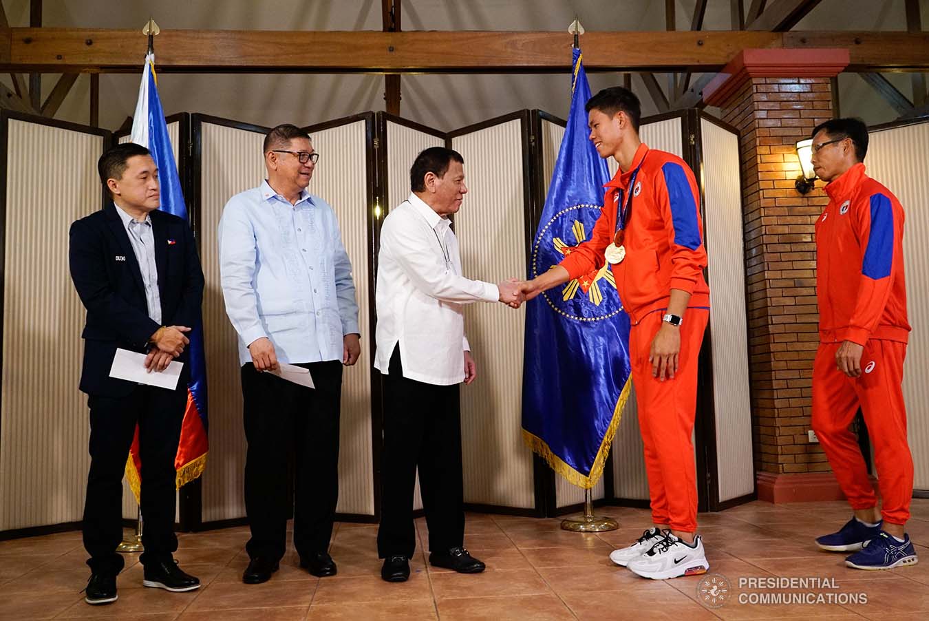 President Rodrigo Roa Duterte meets 30th Summer Universiade Pole Vault Gold Medalist Ernest Obiena at the Malago Clubhouse in Malacañang on October 16, 2019. KING RODRIGUEZ/PRESIDENTIAL PHOTO