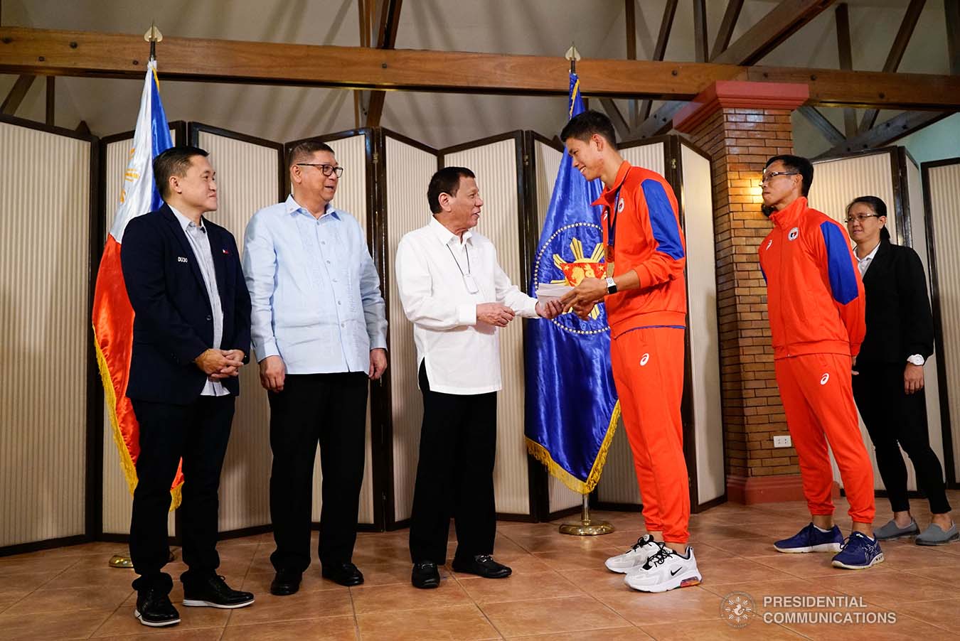 President Rodrigo Roa Duterte meets 30th Summer Universiade Pole Vault Gold Medalist Ernest Obiena at the Malago Clubhouse in Malacañang on October 16, 2019. KING RODRIGUEZ/PRESIDENTIAL PHOTO