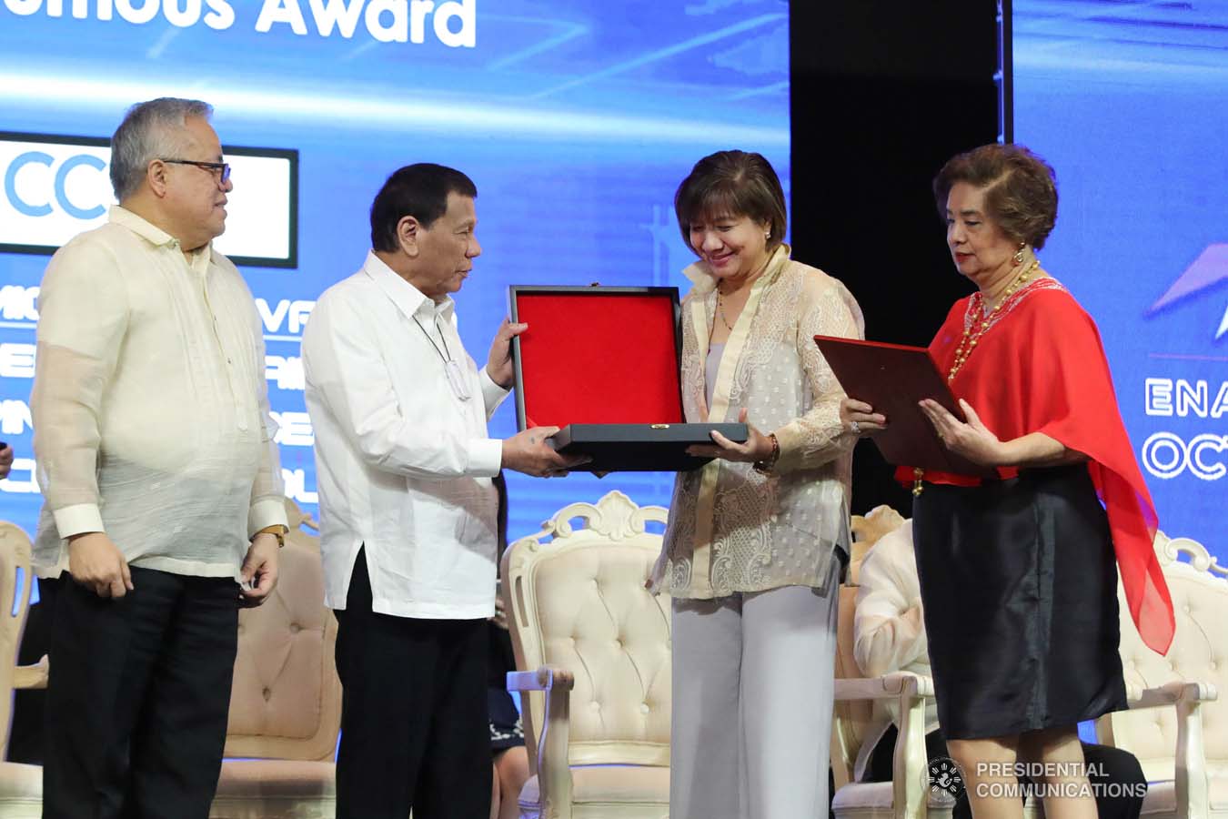 President Rodrigo Roa Duterte posthumously confers the International Chamber of Commerce (ICC) Global Posthumous Award on Miguel Varela during the 45th Philippine Business Conference and Expo at The Manila Hotel on October 17, 2019. Receiving the award are his daughter Michell and wife Cecille. ROBINSON NIÑAL JR./PRESIDENTIAL PHOTO