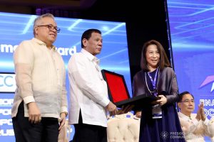 President Rodrigo Roa Duterte posthumously confers the International Chamber of Commerce (ICC) Global Posthumous Award on SM Investments Founder Henry Sy Sr. during the 45th Philippine Business Conference and Expo at The Manila Hotel on October 17, 2019. Receiving the award is SM Investments Corp. Adviser Elizabeth Sy. RICHARD MADELO/PRESIDENTIAL PHOTO