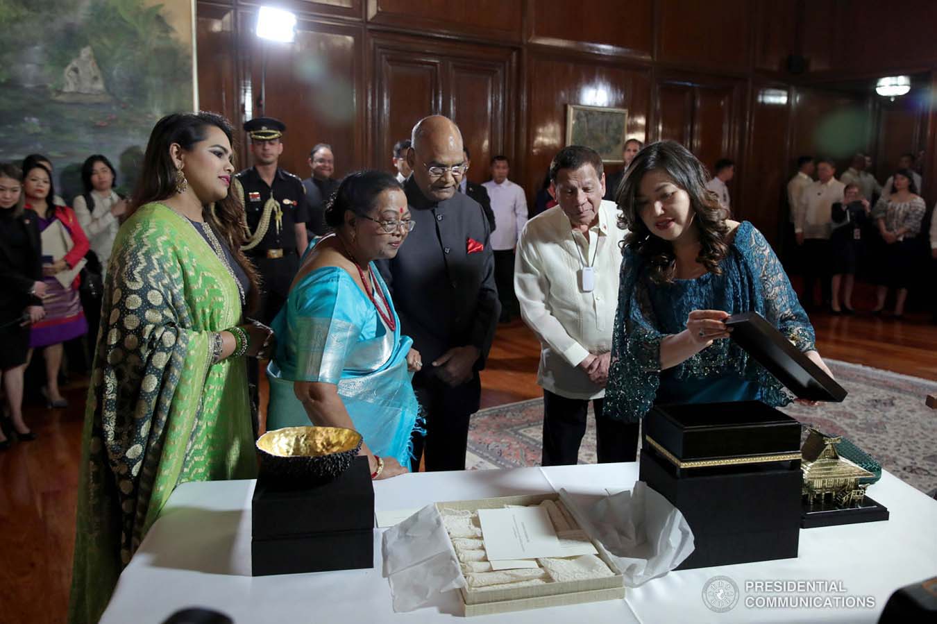 President Rodrigo Roa Duterte and his partner Cielito Avanceña present a token to President of the Republic of India Ram Nath Kovind and his wife Savita prior to the state banquet hosted by President Duterte at the Malacañan Palace on October 18, 2019. President Kovind is on a five-day state visit to the Philippines. ROBINSON NIÑAL JR./PRESIDENTIAL PHOTO