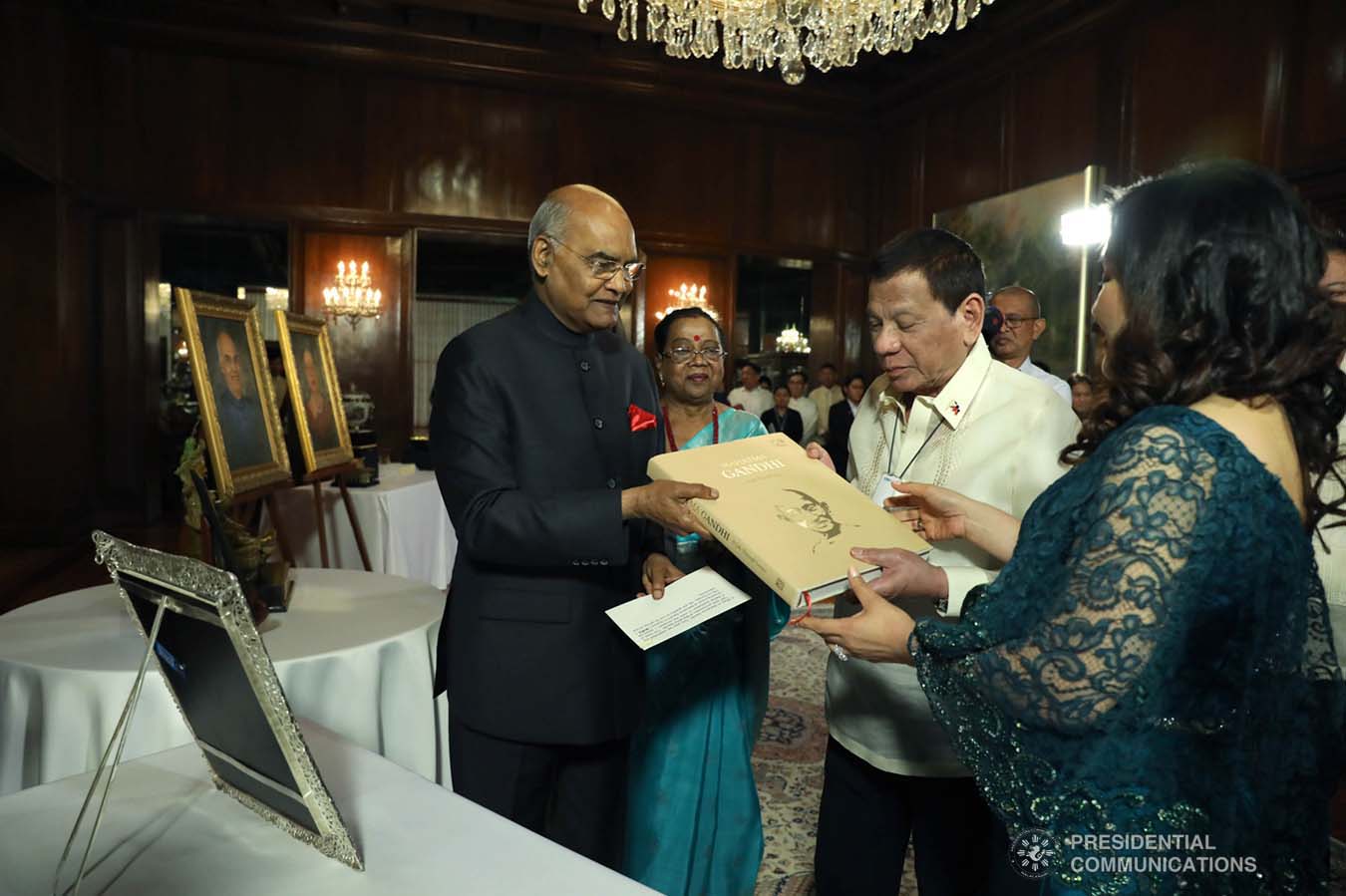 President Rodrigo Roa Duterte and his partner Cielito Avanceña receive a token from President of the Republic of India Ram Nath Kovind and his wife Savita prior to the state banquet hosted by President Duterte at the Malacañan Palace on October 18, 2019. President Kovind is on a five-day state visit to the Philippines. RICHARD MADELO/PRESIDENTIAL PHOTO