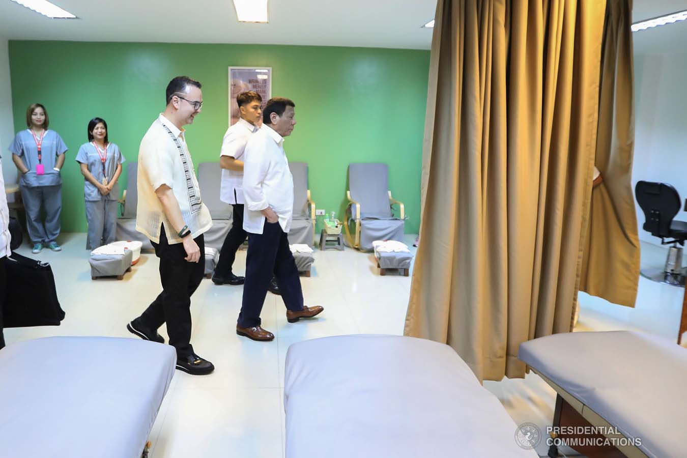 President Rodrigo Roa Duterte inspects the facilities of the Taguig City Center for the Elderly during his visit on November 21, 2019. ALFRED FRIAS/PRESIDENTIAL PHOTO