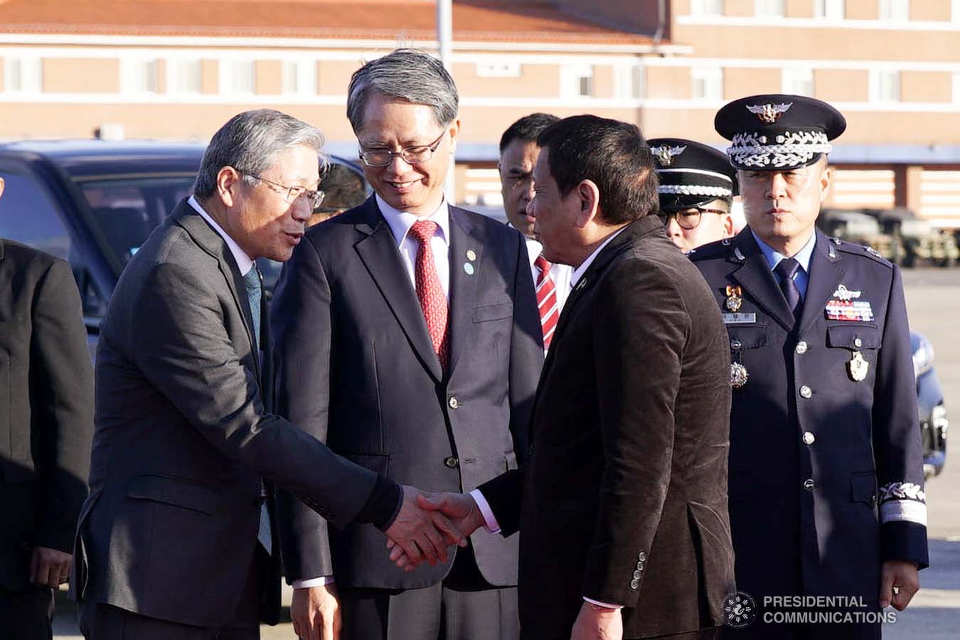 President Rodrigo Roa Duterte bids farewell to the members of the send-off party as he prepares to depart for Manila at the Gimhae Air Base in Busan, Republic of Korea on November 26, 2019. ARMAN BAYLON/PRESIDENTIAL PHOTO