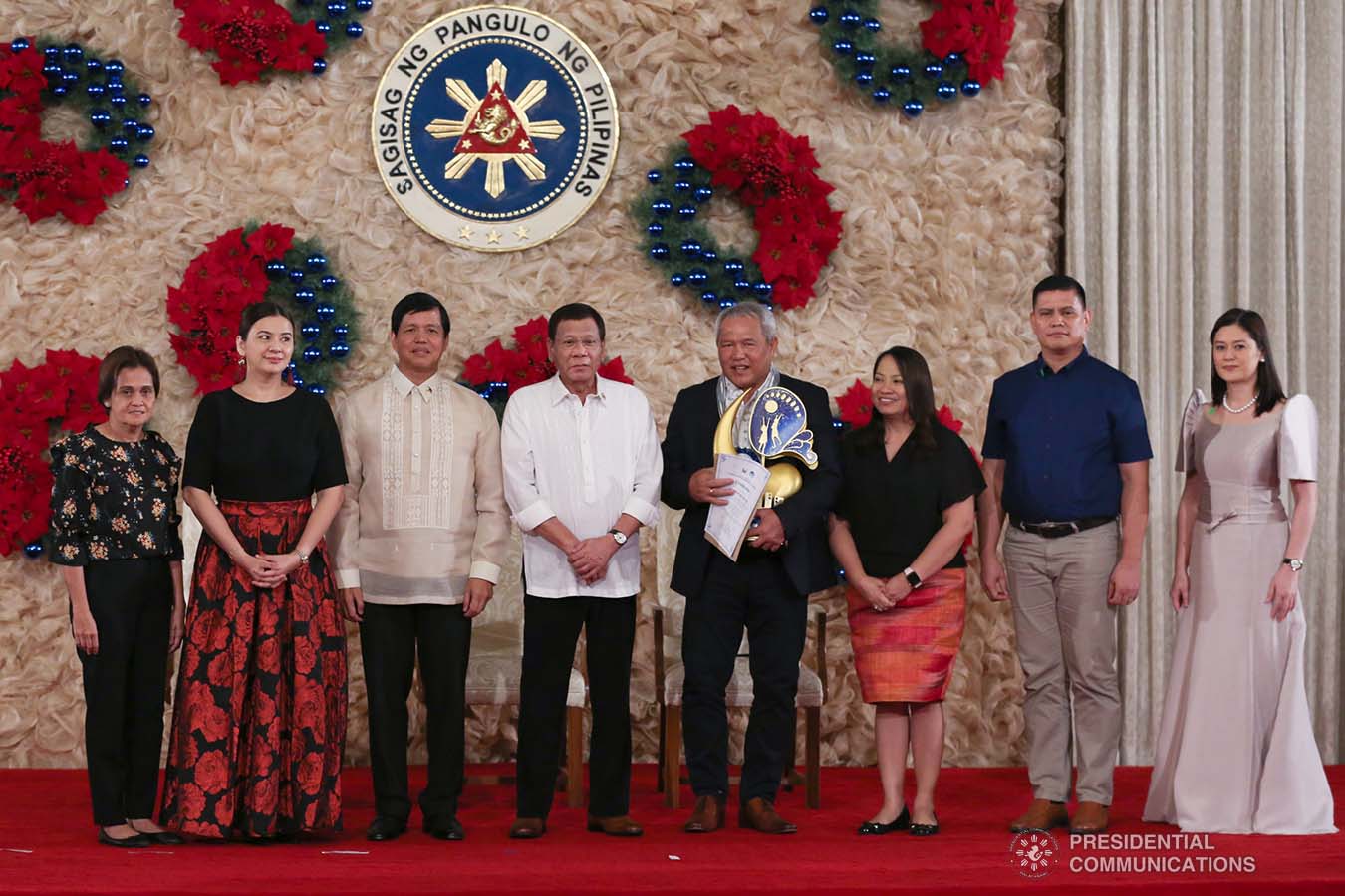 President Rodrigo Roa Duterte poses for posterity with Social Welfare and Development Secretary Rolando Bautista, Council for the Welfare of Children (CWC) Executive Director Mary Uy, and the awardees of the 2018 Presidential Award for Child-Friendly Municipalities and Cities (PACFMC) during the awarding ceremony at the Malacañan Palace on November 28, 2019. ALBERT ALCAIN/PRESIDENTIAL PHOTO