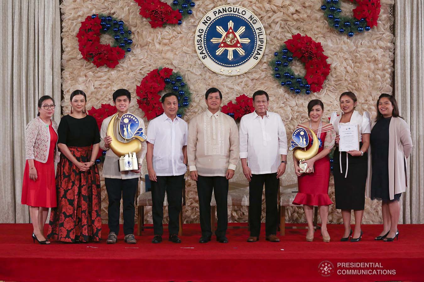 President Rodrigo Roa Duterte poses for posterity with Social Welfare and Development Secretary Rolando Bautista, Council for the Welfare of Children (CWC) Executive Director Mary Uy, and the awardees of the 2018 Presidential Award for Child-Friendly Municipalities and Cities (PACFMC) during the awarding ceremony at the Malacañan Palace on November 28, 2019. ALBERT ALCAIN/PRESIDENTIAL PHOTO