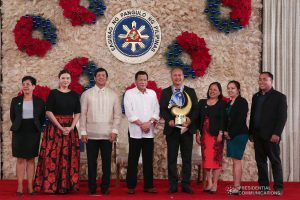 President Rodrigo Roa Duterte poses for posterity with Social Welfare and Development Secretary Rolando Bautista, Council for the Welfare of Children (CWC) Executive Director Mary Uy, and the awardees of the 2018 Presidential Award for Child-Friendly Municipalities and Cities (PACFMC) during the awarding ceremony at the Malacañan Palace on November 28, 2019. ALBERT ALCAIN/PRESIDENTIAL PHOTO