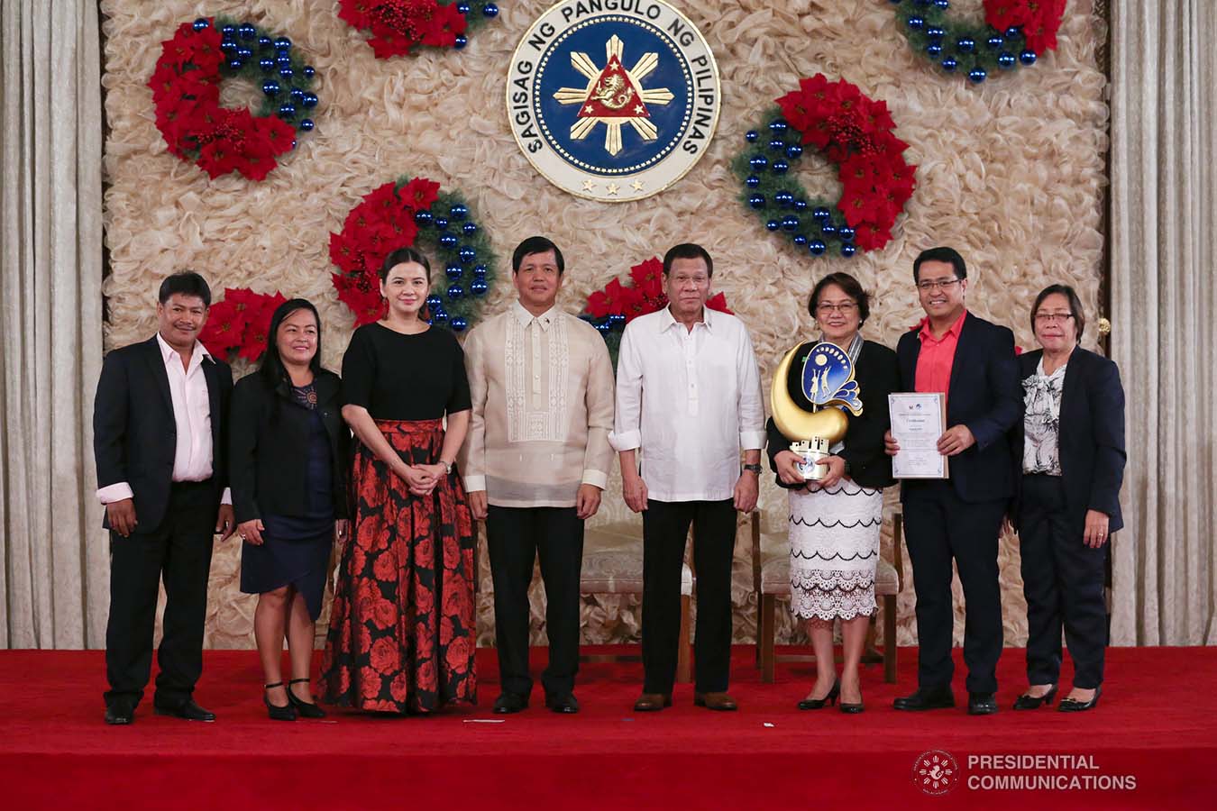 President Rodrigo Roa Duterte poses for posterity with Social Welfare and Development Secretary Rolando Bautista, Council for the Welfare of Children (CWC) Executive Director Mary Uy, and the awardees of the 2018 Presidential Award for Child-Friendly Municipalities and Cities (PACFMC) during the awarding ceremony at the Malacañan Palace on November 28, 2019. ALBERT ALCAIN/PRESIDENTIAL PHOTO
