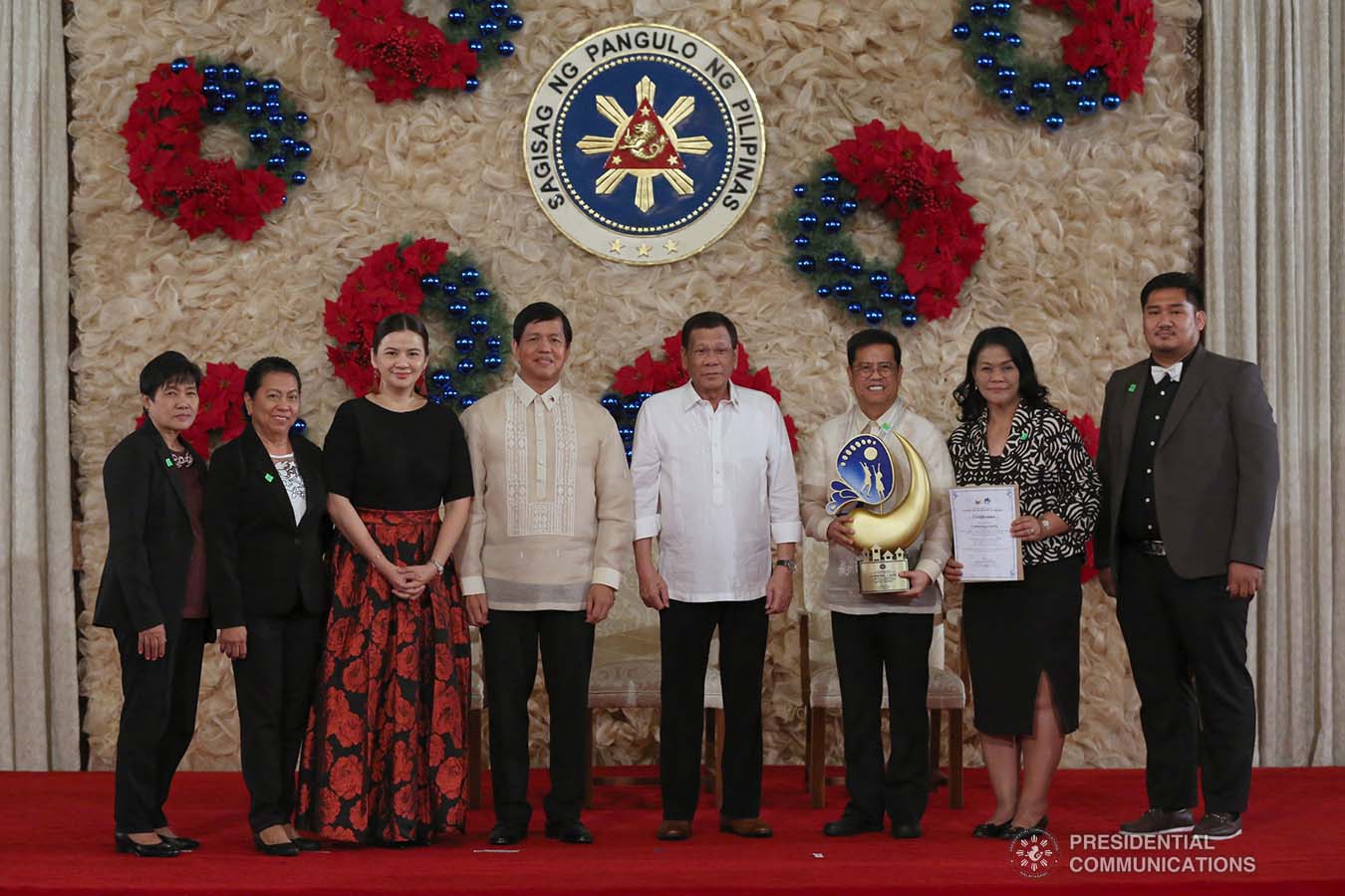 President Rodrigo Roa Duterte poses for posterity with Social Welfare and Development Secretary Rolando Bautista, Council for the Welfare of Children (CWC) Executive Director Mary Uy, and the awardees of the 2018 Presidential Award for Child-Friendly Municipalities and Cities (PACFMC) during the awarding ceremony at the Malacañan Palace on November 28, 2019. ALBERT ALCAIN/PRESIDENTIAL PHOTO