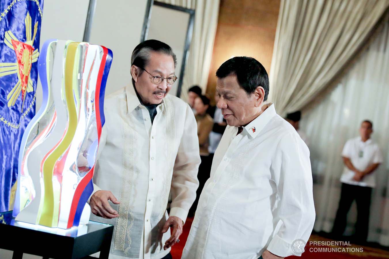 President Rodrigo Roa Duterte admires the "Sagisag ng Bayan 2019" sculpture given by sculptor Ramon Orlina at the Malacañan Palace on November 29, 2019. ALFRED FRIAS/PRESIDENTIAL PHOTO