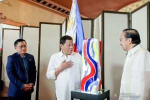 President Rodrigo Roa Duterte receives the "Sagisag ng Bayan 2019" sculpture from sculptor Ramon Orlina at the Malacañan Palace on November 29, 2019. ALFRED FRIAS/PRESIDENTIAL PHOTO
