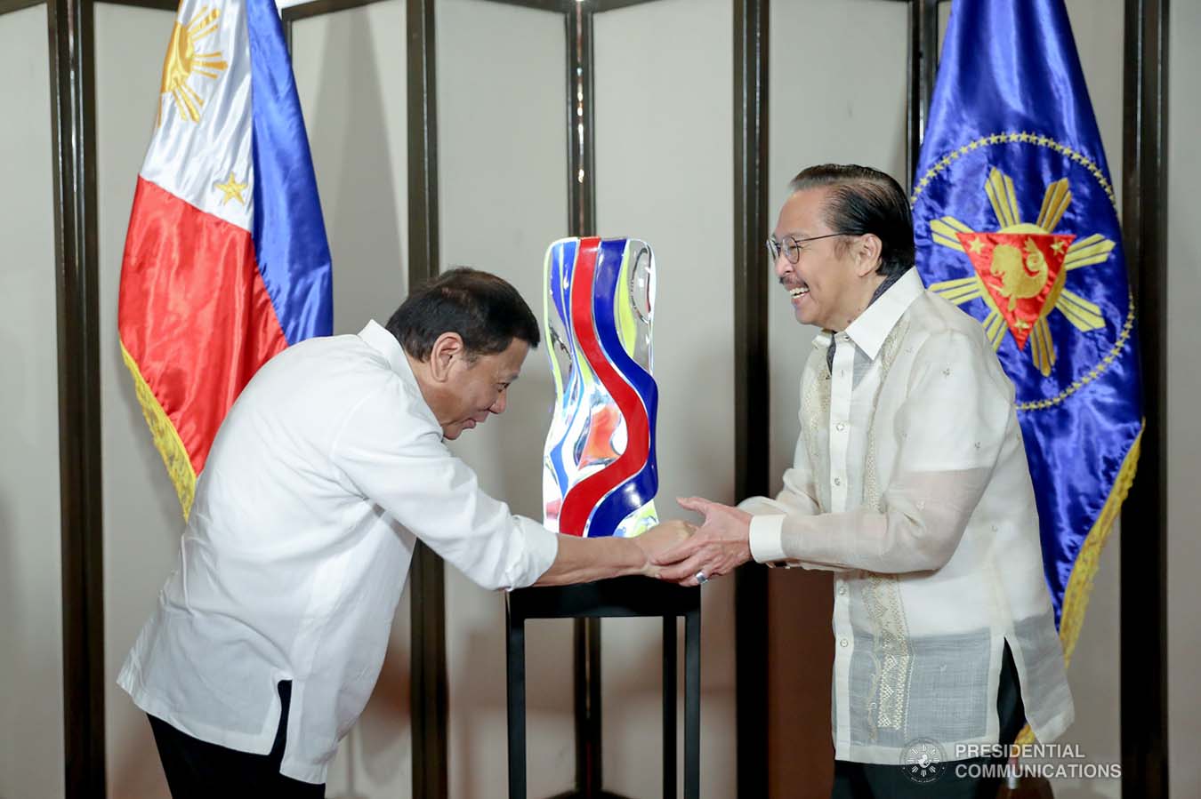 President Rodrigo Roa Duterte expresses his gratitude to sculptor Ramon Orlina after the latter presented the "Sagisag ng Bayan 2019" sculpture to the President at the Malacañan Palace on November 29, 2019. ALFRED FRIAS/PRESIDENTIAL PHOTO