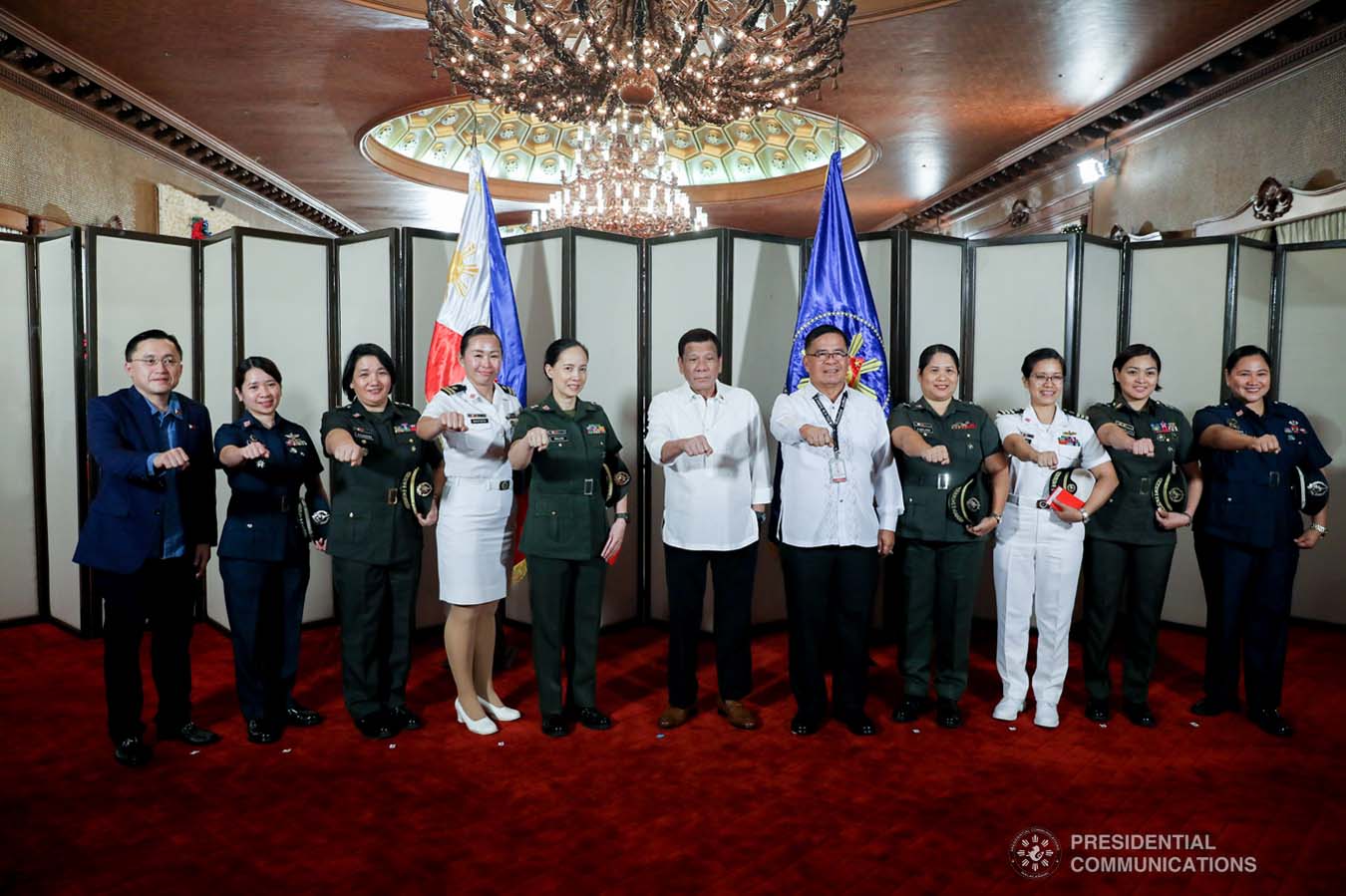 President Rodrigo Roa Duterte strikes his signature pose with the candidates for military observer in various United Nations (UN) Peacekeeping Missions during their meeting at the Malacañan Palace on November 29, 2019. ALFRED FRIAS/PRESIDENTIAL PHOTO