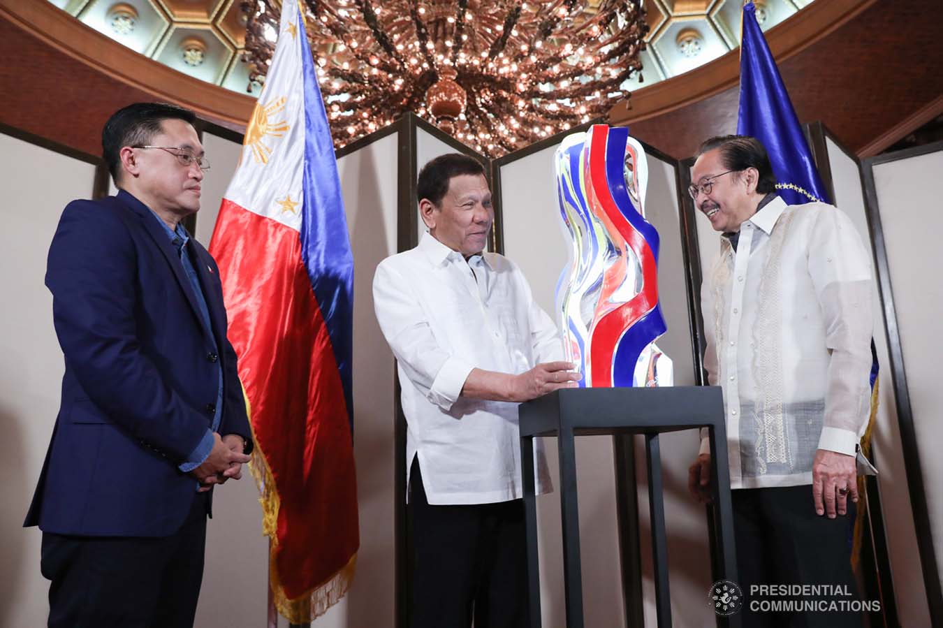 President Rodrigo Roa Duterte admires the "Sagisag ng Bayan 2019" sculpture given by sculptor Ramon Orlina at the Malacañan Palace on November 29, 2019. ROBINSON NIÑAL JR./PRESIDENTIAL PHOTO