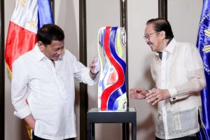 President Rodrigo Roa Duterte admires the "Sagisag ng Bayan 2019" sculpture given by sculptor Ramon Orlina at the Malacañan Palace on November 29, 2019. ROBINSON NIÑAL JR./PRESIDENTIAL PHOTO