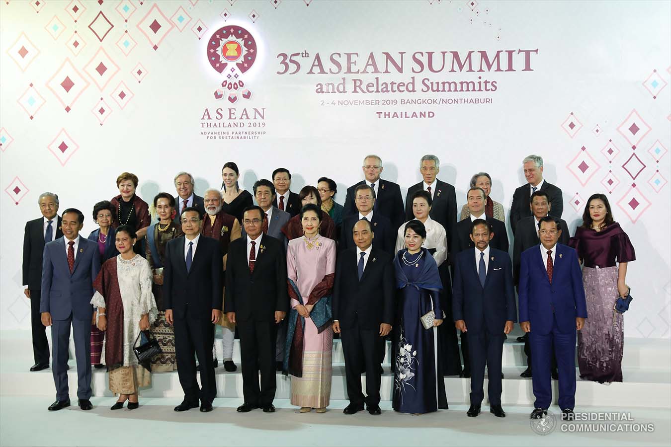 President Rodrigo Roa Duterte and his partner Cielito Avanceña pose for posterity with the leaders in attendance during the gala dinner at the Impact Exhibition and Convention Center in Nonthaburi, Thailand on November 3, 2019. SIMEON CELI JR./PRESIDENTIAL PHOTO
