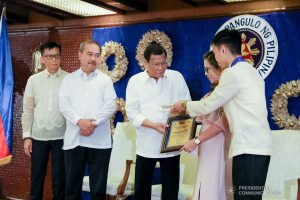 President Rodrigo Roa Duterte leads the awarding ceremony for the 2019 Model Overseas Filipino Worker (OFW) Family of the Year Award (MOFYA) at the Malacañan Palace on November 28, 2019. TOTO LOZANO/PRESIDENTIAL PHOTO