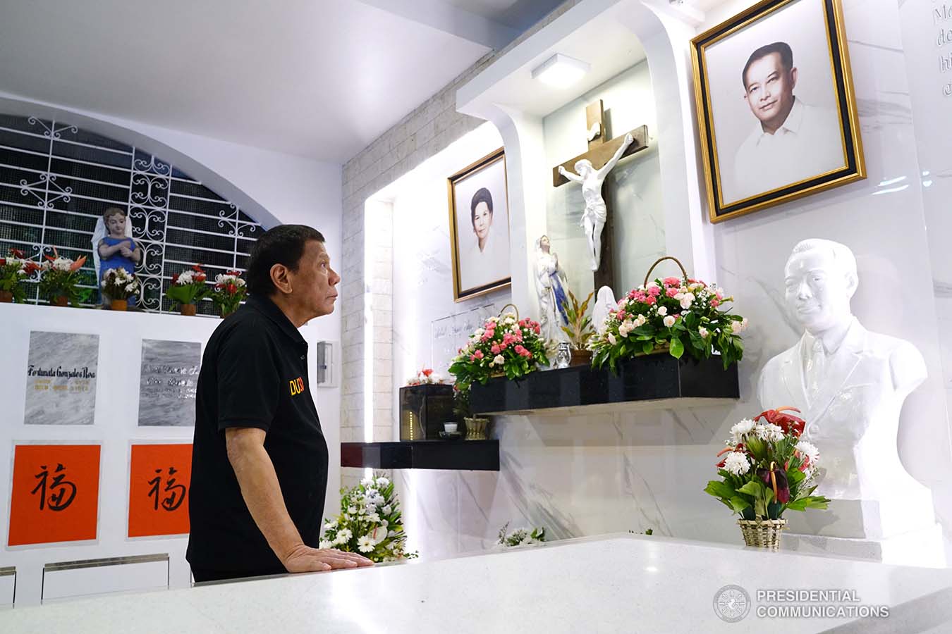 President Rodrigo Roa Duterte visits the grave of his father Vicente at the Roman Catholic Cemetery in Davao City on October 31, 2019. JOEY DALUMPINES/PRESIDENTIAL PHOTO