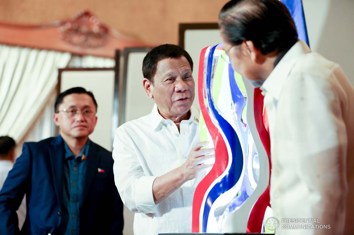 President Rodrigo Roa Duterte admires the "Sagisag ng Bayan 2019" sculpture given by sculptor Ramon Orlina at the Malacañan Palace on November 29, 2019. KARL NORMAN ALONZO/PRESIDENTIAL PHOTO