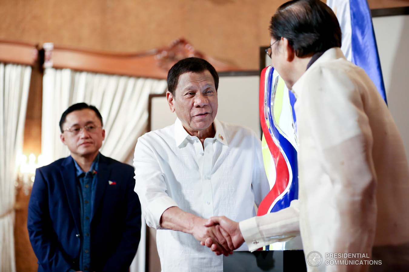 President Rodrigo Roa Duterte expresses his gratitude to sculptor Ramon Orlina after the latter presented the "Sagisag ng Bayan 2019" sculpture to the President at the Malacañan Palace on November 29, 2019. KARL NORMAN ALONZO/PRESIDENTIAL PHOTO