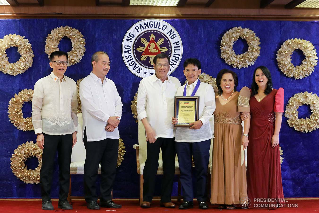 President Rodrigo Roa Duterte poses for posterity with one of the awardees of the 2019 Model Overseas Filipino Worker (OFW) Family of the Year Award (MOFYA) during the awarding ceremony at the Malacañan Palace on November 28, 2019. VALERIE ESCALERA/PRESIDENTIAL PHOTO