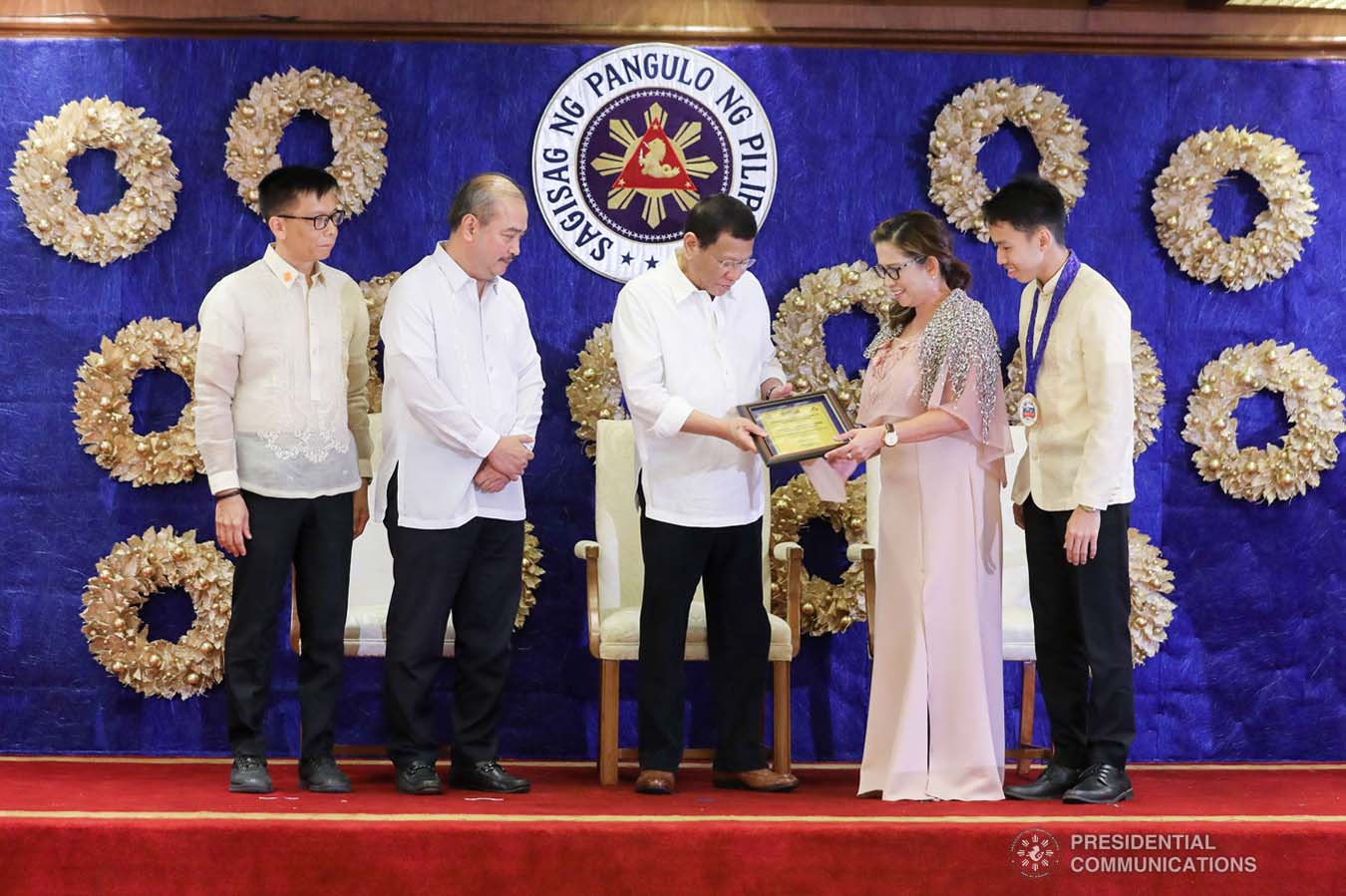 President Rodrigo Roa Duterte leads the awarding ceremony for the 2019 Model Overseas Filipino Worker (OFW) Family of the Year Award (MOFYA) at the Malacañan Palace on November 28, 2019. VALERIE ESCALERA/PRESIDENTIAL PHOTO