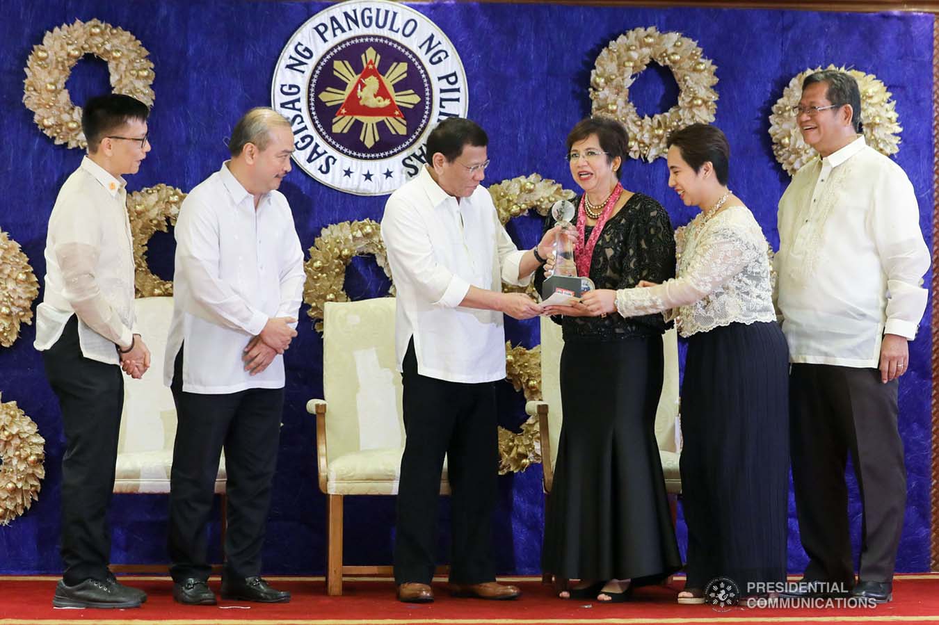 President Rodrigo Roa Duterte leads the awarding ceremony for the 2019 Model Overseas Filipino Worker (OFW) Family of the Year Award (MOFYA) at the Malacañan Palace on November 28, 2019. VALERIE ESCALERA/PRESIDENTIAL PHOTO
