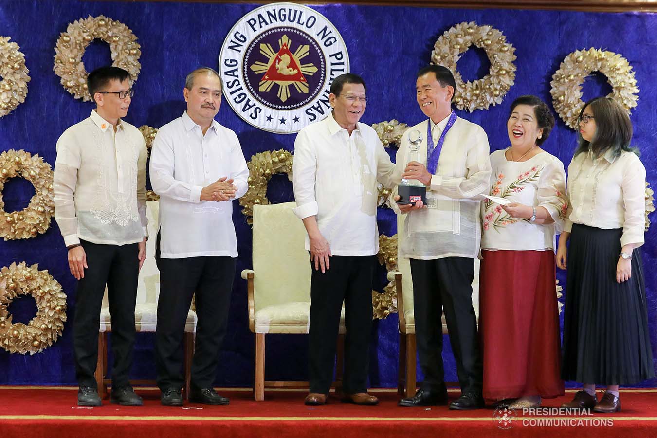 President Rodrigo Roa Duterte shares a light moment with one of the awardees of the 2019 Model Overseas Filipino Worker (OFW) Family of the Year Award (MOFYA) during the awarding ceremony at the Malacañan Palace on November 28, 2019. VALERIE ESCALERA/PRESIDENTIAL PHOTO